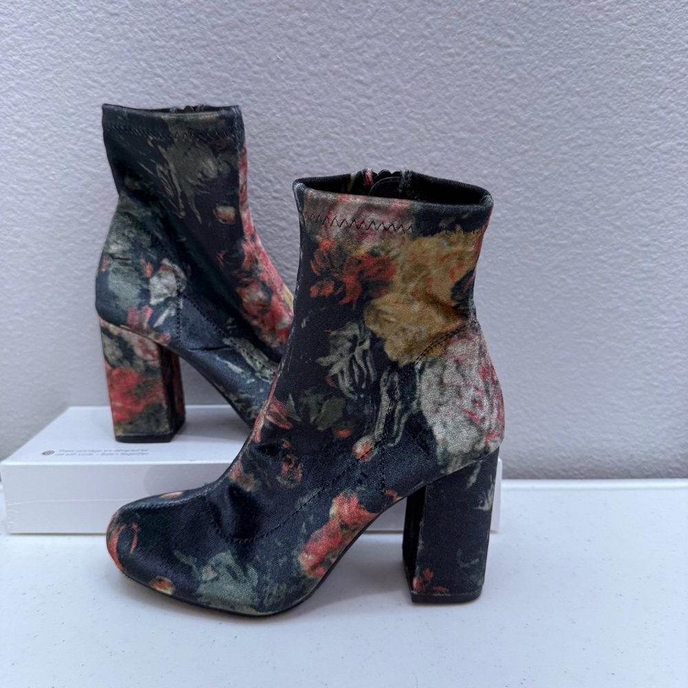 MIA Velveteen Boots Size 6 Floral Velvet Shoes Lux Comfy Block Heel Fall - Picture 8 of 8
